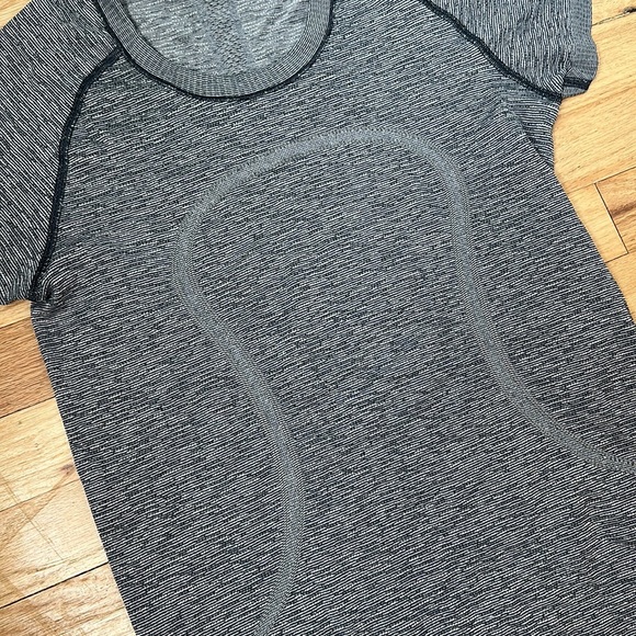 Lululemon short sleeve - Picture 3 of 4